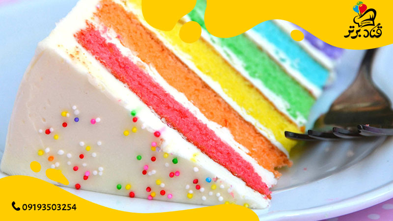 یک کیک رنگین کمانی تزیین شده با اسمارتیز